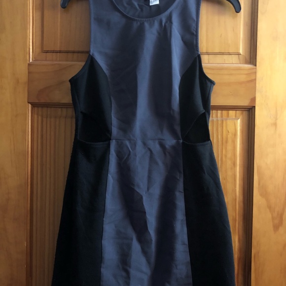 Dresses and shirts - Picture 1 of 8